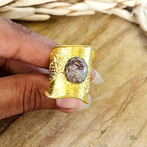 Nouvelle Arrivée Bague Bohème en Agate, Laiton Vintage Plaqué Or 18 carats pour Femme, Bande Texturée Florale, Style Statement, Vente en Gros/OEM/ODM - Product Image 4