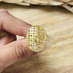 แหวนดีไซน์โบโฮลายฉลุแบบวินเทจ ทองเหลืองชุบทอง 18k ประดับเพอริดอท สำหรับผู้หญิง สไตล์ค็อกเทล ขายส่ง/OEM - Product Image 2