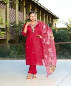 Atractivo conjunto de ropa étnica de lujo con bordado romano de algodón y lentejuelas, de secado rápido, con top, pantalón y dupatta, para uso festivo, precio al por mayor. - Product Image 2