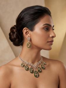 Parure de collier ras-du-cou et boucles d'oreilles de mariage vert émeraude en moissanite, aspect diamant de luxe, bijoux de mariée de créateur, Inde - Product Image 4