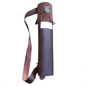 Carcaj de cuero para arco recurvo con bolsillo y correa, color canela - Product Image 1