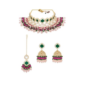 Conjunto de collar y aretes étnicos chapados en oro con diseño de borlas de perlas de imitación y circonita verde para mujeres, joyería de boda. - Product Image 1