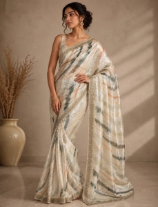 Sari de satén de seda con estampado geométrico para mujer KV, estilo Bollywood, con blusa sin coser, antiarrugas para otoño (blanco crema) - Product Image 2