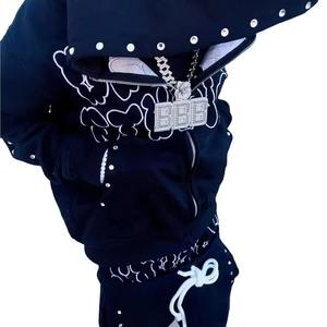 Ensemble survêtement streetwear personnalisé pour homme, comprenant un sweat à capuche oversize à rayures et un pantalon de survêtement, avec imprimé vintage et effet délavé soleil et délavé à l'acide - Product Image 6