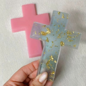 Cruz de Resina de Alta Calidad para Montar en la Pared con Acabado Pulido, Diseño Religioso Único, Excelente Precio al por Mayor - Product Image 1