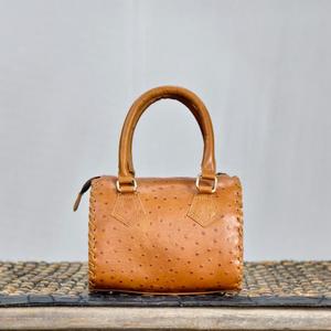 Bolso de Mano de Cuero de Lujo con Asa Superior y Cierre de Cremallera, Diseño Duradero con Patrón de Avestruz Marrón - Product Image 1