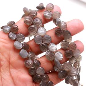 Cuentas de piedra lunar gris natural talladas en forma de concha, perforadas lateralmente, de 9-10 mm, cuentas de piedra lunar talladas a mano para la fabricación de joyas y venta al por mayor. - Product Image 1