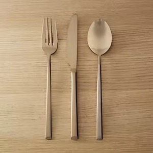 Service de couverts en laiton moderne, couleur or, luxe, pour restaurant et hôtel. - Product Image 1