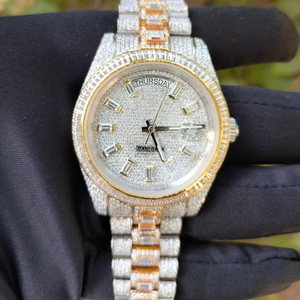 Montre personnalisée sertie de diamants moissanite VVS, ronds et baguettes - Product Image 1