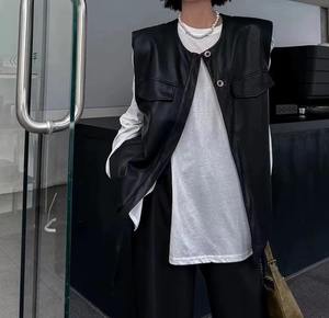 Chaleco de Motocicleta de Cuero Personalizado para Mujer - Diseño sin Mangas con Cuello en V, Bolsillos Delanteros, Costuras Resistentes al Agua y Triple Abotonadura - Product Image 3