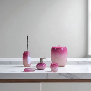 Ensemble d'accessoires de salle de bain en résine 5 pièces, fuchsia, moderne, distributeur de savon, porte-brosse à dents, poubelle et plus - Product Image 1