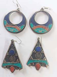 Nuevos pendientes etnológicos Dingle con coral y perlas de agua dulce, aleación de metales preciosos, hechos en Nepal. - Product Image 3