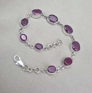 กำไลข้อมือรูปไข่ประดับทับทิม เงินแท้ 925 พลอยเจียระไน งานแฮนด์เมด เครื่องประดับพลอยสีแดง - Product Image 5