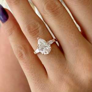Bague à trois pierres en diamant de laboratoire taille poire 3 carats E VVS2, bague à trois pierres taille poire et baguette, bague trilogie en or rose, certifiée IGI - Product Image 1