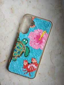 Funda de Teléfono con Cuentas de Vidrio Hechas a Mano y Diseño de Flores en Punto de Cruz, Bordado en Algodón sobre Base Textil - Regalo Artesanal - Product Image 5