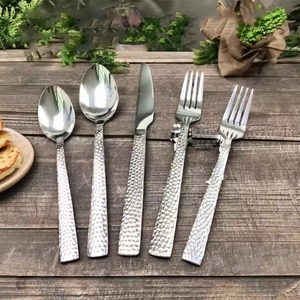 Elegante Juego de Cubiertos de Metal con Diseño Artístico para Decoración de Mesa de Comedor - Product Image 1