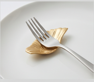 Reposacucharas de metal dorado mate con forma de hoja de ginkgo, soporte para cubiertos, perfecto para uso en la mesa. - Product Image 4