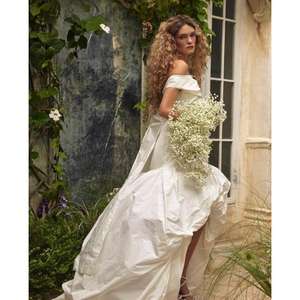 Capa Lucia Moves Whisper: Elegancia Suave, Confeccionada en Seda Habotai Blanca, Diseño Dramático de Silueta Asimétrica, Ligera y Fluida - Product Image 3