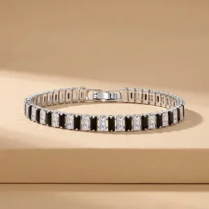 Bracelet tennis classique en or massif 18 carats avec diamants taille émeraude sertis en canal, unisexe, idéal pour les fêtes et le quotidien - Product Image 1