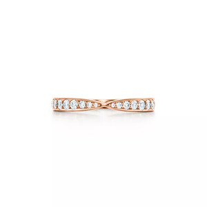 Bague en or rose incurvée en chevron avec diamants ronds de laboratoire gradués - Product Image 1