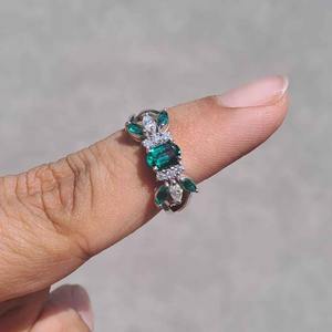 Bague ovale en or blanc 14 carats sur mesure, très demandée, avec émeraude verte et accents de diamants Moissanite étincelants, disponible à la vente - Product Image 4