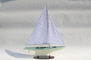 Modèle de bateau à voile en bois peint à la main COURAGEOUS-America Yacht - Product Image 5