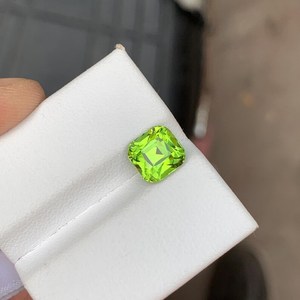 พลอยเพอริดอทดิบธรรมชาติทรงเหลี่ยมสีเขียวคุณภาพพรีเมียมสำหรับทำเครื่องประดับพลอยเพอริดอตอันล้ำค่า - Product Image 1