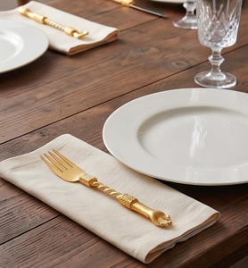 Ensemble de couverts vintage dorés avec poignées torsadées et design artisanal pour mariage et usage en table. - Product Image 2