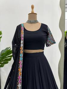 Lehenga Choli noir avec dupatta brodé coloré, robe traditionnelle indienne pour mariage, longueur au sol, en polyester pour femmes - Product Image 2