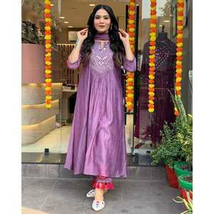 Presentamos nuestro impresionante juego Kurti Pant Dupatta, con un elegante corte Kurti Alia con espejo real en el yugo para un Tou - Product Image 1