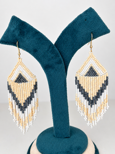 Boucles d'oreilles créoles longues bohèmes faites à la main Sstringz avec pompons et perles de rocaille pour femme, en acrylique et alliage de zinc, idéales pour les fêtes - Product Image 1