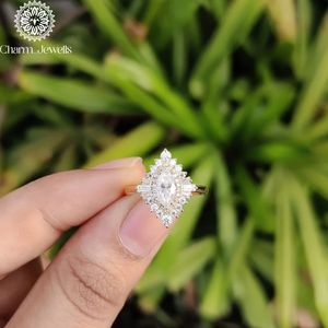 Bague de fiançailles Charm Jewells en moissanite taille coussin certifiée IGI, plaquée or 18 carats, sertie à griffes, alliance classique pour femme 3 - Product Image 6