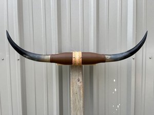 Par de Cuernos de Toro Pulidos, Hechos a Mano, de 29 a 35 Pulgadas de Ancho, Estilo Animal, para Decoración del Hogar o Colección - Product Image 2