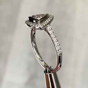 Bague de mariage en moissanite taille triangle avec halo de diamants pour femme, en argent 925 original, pour un cadeau de charme serti clos, bijou pour partenaire - Product Image 3
