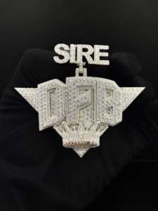 Colgante de Corona Personalizado con Circonitas Cúbicas Heladas - Product Image 3