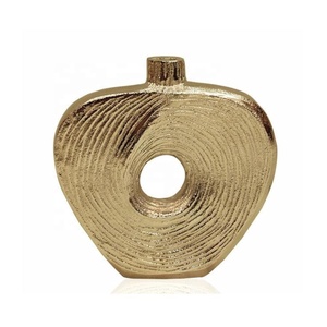 Florero Metálico con Acabado Dorado Antiguo, Diseño Escultural Inspirado en Conchas Marinas, para Exhibición en Vitrinas, Mesas, Salas de Estar y Decoración de Oficinas - Product Image 3