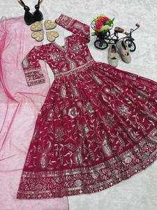 Robe Anarkali rose pour enfants, avec broderies riches et dupatta – Tenue ethnique pour filles, idéale pour les mariages et les fêtes - Product Image 4
