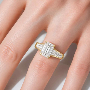 Magnifique bague de fiançailles en diamant taille émeraude, or jaune, sertie de griffes, pierres latérales en canal, bijoux fins classiques pour femme - Product Image 5