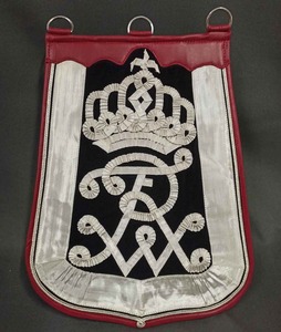 Cet article est une sabretache, une pochette plate en cuir ou une sacoche, autrefois portée suspendue à un équipement de cavalerie ou d'artillerie équestre. - Product Image 1