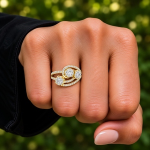 Bague de fiançailles de luxe en or jaune 14K 18K avec diamant de laboratoire taille ronde, triple grappe de diamants 0,65 CTW DEF VVS, vente en gros - Product Image 2