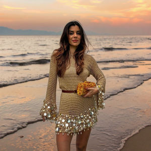 ชุดมินิเดรสโครเชต์ทำมือสุดหรูสำหรับผู้หญิง สีเบจ ประดับเปลือกหอยถักลายฉลุ แขนยาว ทรงเข้ารูป เหมาะสำหรับใส่ไปรีสอร์ทหรืองานปาร์ตี้ - Product Image 2