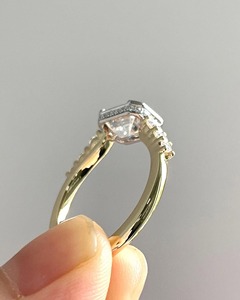 Anillo East West, Anillo de Compromiso con Diamante Cultivado en Laboratorio de Corte Esmeralda de 1.0 CT, Anillo de Oro Sólido de 14K, Anillo Delicado, Anillo Minimalista para Mujer - Product Image 1