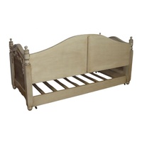 Antikes Schlafsofa im europäischen Stil für Design-Innenräume und Schlafzimmermöbel, französischer Stil, Holz-Schiebebett