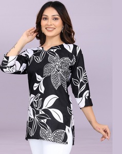Kurtis et tunique noirs à imprimé floral numérique en coton slub pour femme, coupe régulière, tenue décontractée ethnique avec tunique grande taille - Product Image 1