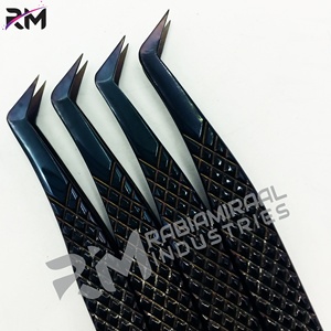Pince à épiler professionnelle RMI pour cils, marque privée, en acier inoxydable noir, avec pointe en fibre et étiquette personnalisée, prise en main parfaite, longueur 10 mm - Product Image 3