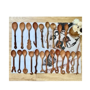 Cuillère en bois écologique très vendue pour ustensiles de cuisine antiadhésifs, idéale pour remuer et servir avec élégance à la table. - Product Image 4