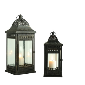 Farol de Metal Cuadrado Blanco con Acabado Desgastado, Decoración Rústica para el Hogar, Centro de Mesa Colgante con Flores de Lavanda Artificiales - Product Image 2
