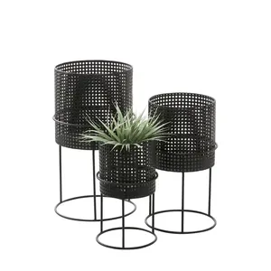 Jardinière contemporaine en métal noir mat avec support, idéale pour sublimer les intérieurs modernes et l'esthétique des jardins. Élégante. - Product Image 4