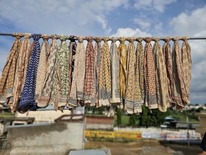 Sarong imprimé à la main de qualité boutique, en coton, pour femme, élégant, idéal comme paréo de plage, par un exportateur spécialisé dans les articles imprimés à la main. - Product Image 1