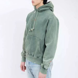 Sudadera con capucha oversize en blanco, con lavado a la piedra y ácido, estilo vintage, con efecto desgastado y serigrafía. - Product Image 6